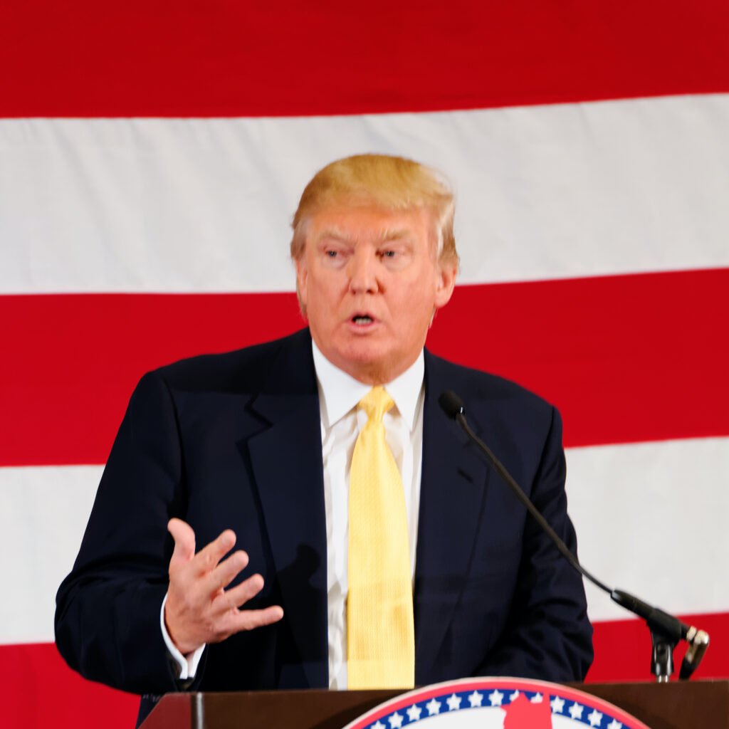 "Donald Trump Sr. em #FITN em Nashua, NH" por Michael Vadon é licenciado sob CC BY-SA 2.0