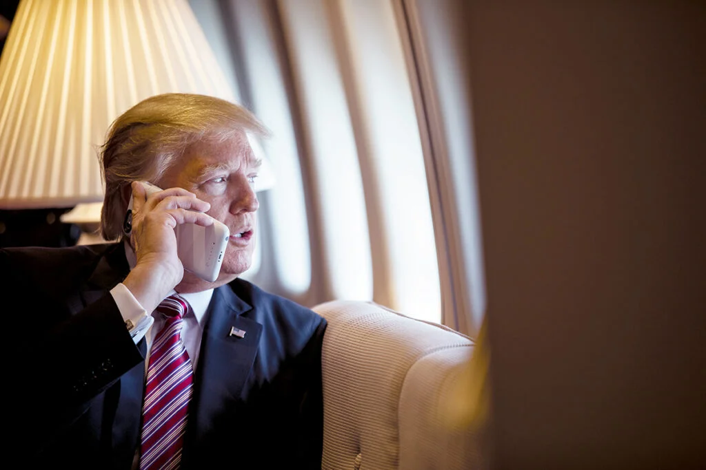 Donald Trump folosind telefonul mobil pe Air Force One