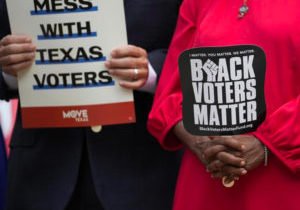 Les membres du caucus démocrate de la Texas House se joignent à un rassemblement sur les marches du Texas Capitol pour soutenir les droits de vote, le jeudi 8 juillet 2021, à Austin, Texas. (Crédit : Éric Gay)